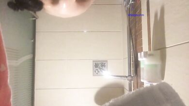 酒店浴室镜子上暗藏针孔摄像头偷窥美女洗澡